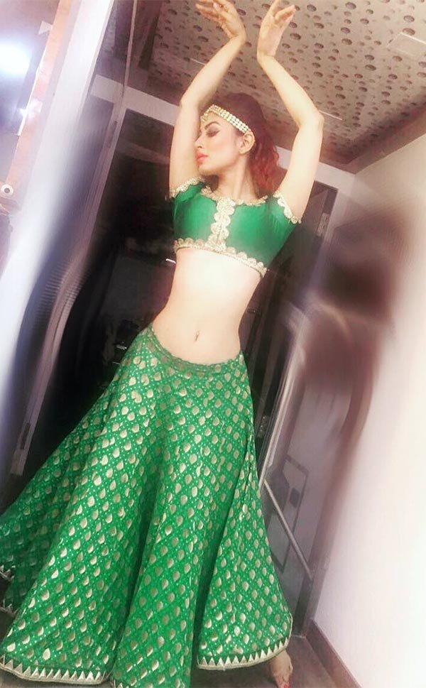 mouni roy navel lehanga slim waist