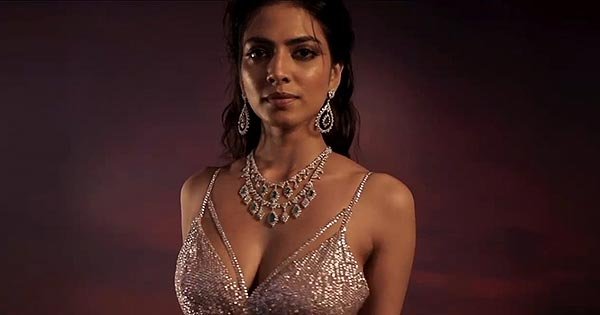 malavika mohanan cleavage bridal photoshoot