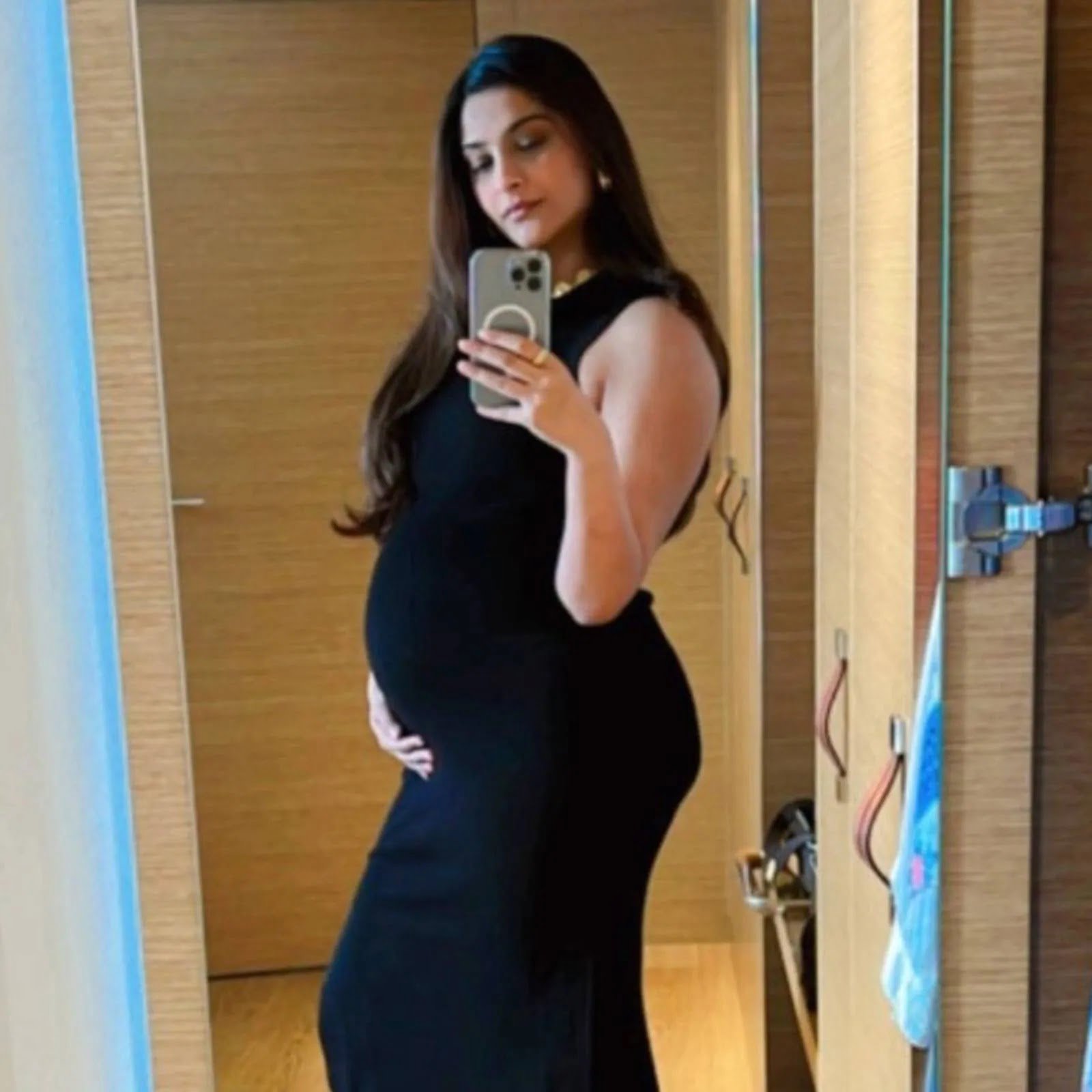 Sonam Kapoor pregnant baby bump dress bollywood actress Sonam Kapoor pregnant baby bump dress bollywood actress