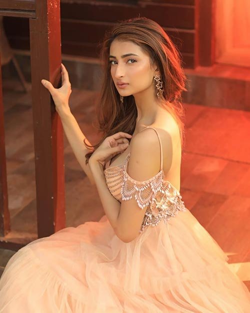 Palak Tiwari backless