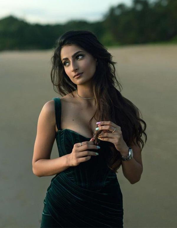 Palak Tiwari cleavage black dress