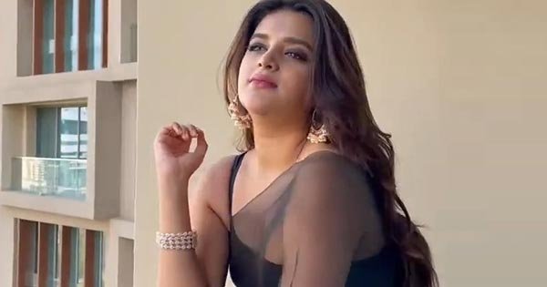 nidhhi agerwal sheer black saree