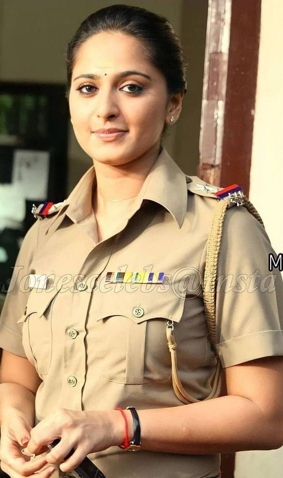 anushka shetty police uniform