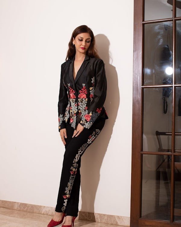 saumya tanon black pantsuit indian tv actress