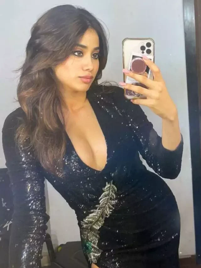 cropped janhvi kapoor selfie bollywood actress 3.webp