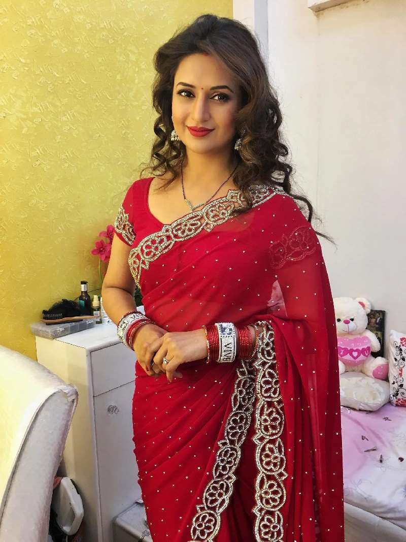 divyanka tripathi red saree indian tv actress (4)