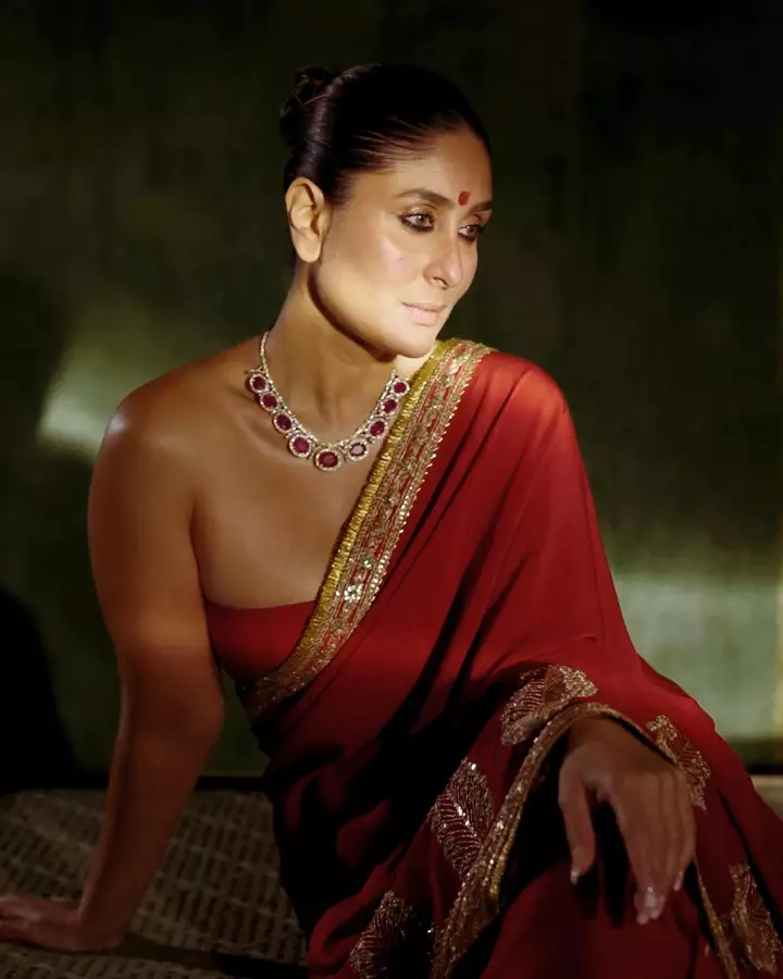 kareena kapoor off shoulder blouse redsaree