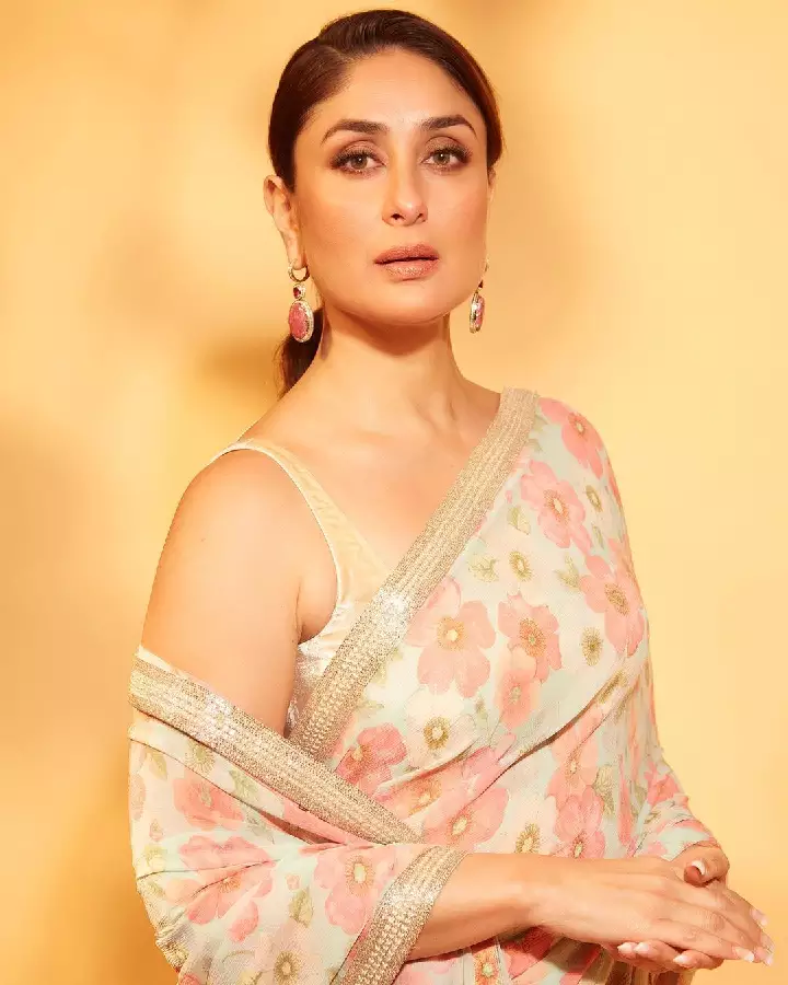 kareena kapoor sleeveless blouse flower printed saree