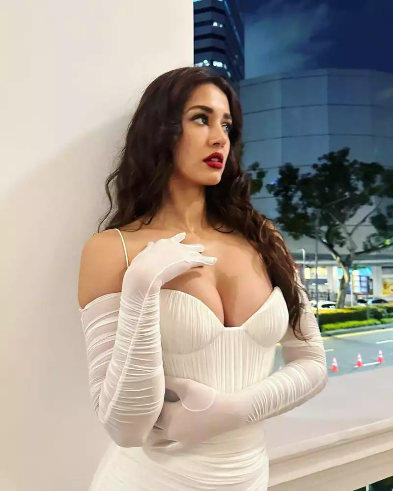 disha patani cleavage white dress