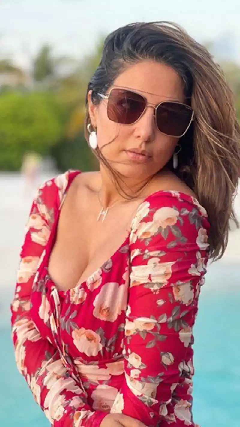 hina khan deep neckline red dress 8