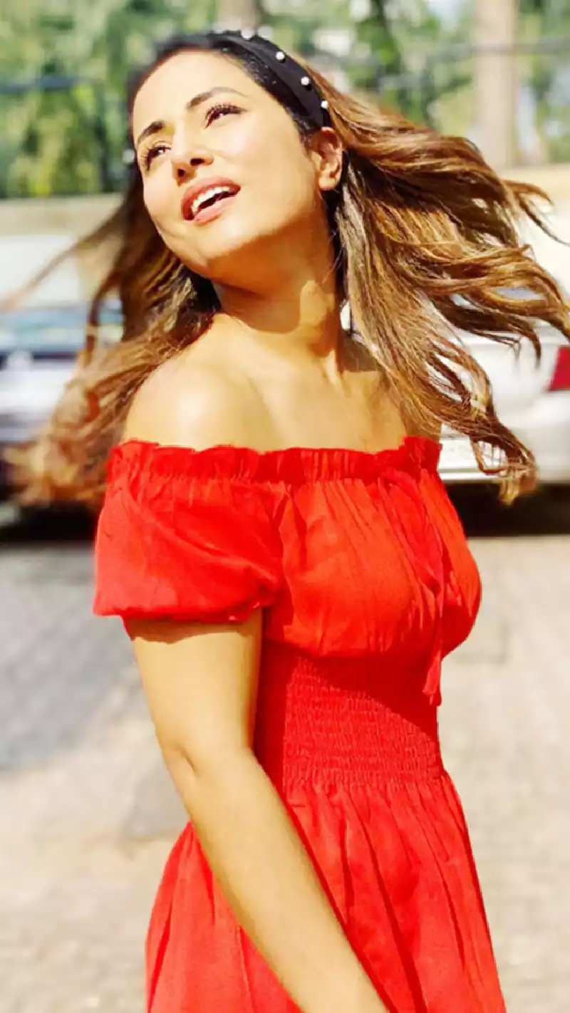 hina khan red dress 4