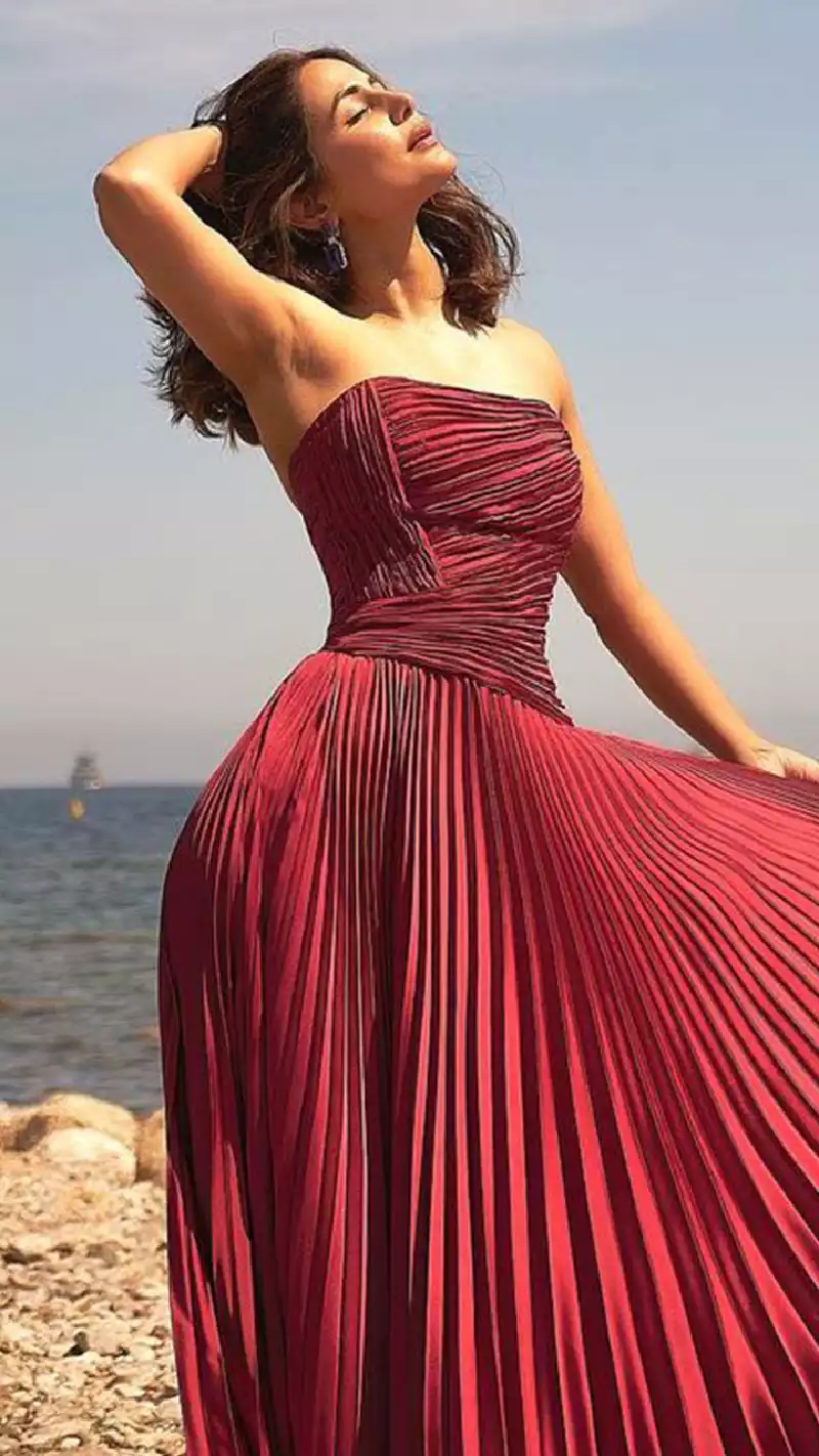 hina khan red dress armpit 1
