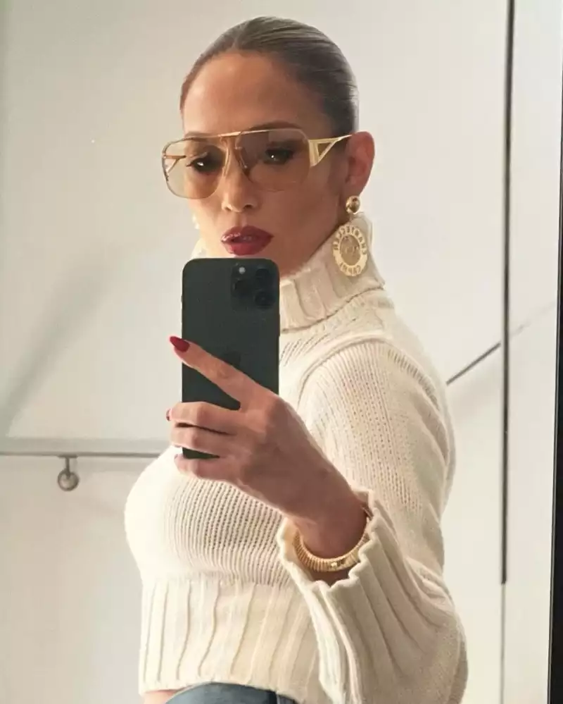 jennifer lopez selfie hollywood celebrity 1