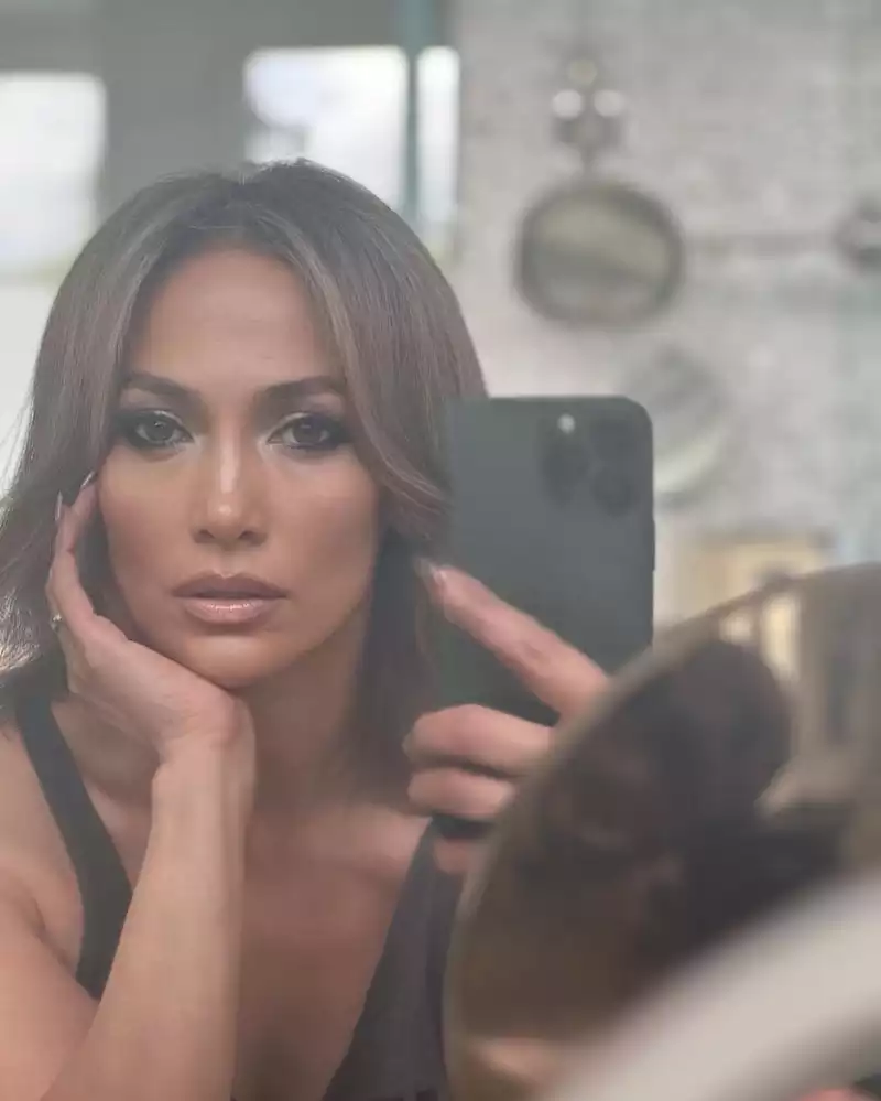 jennifer lopez selfie hollywood celebrity 5