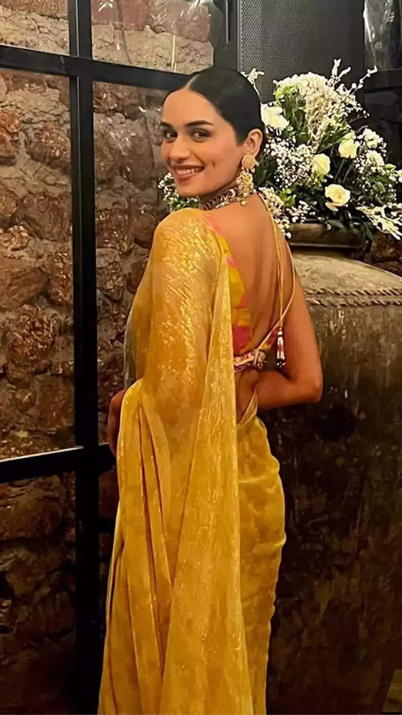 manushi chhillar in backless saree indian actress 7