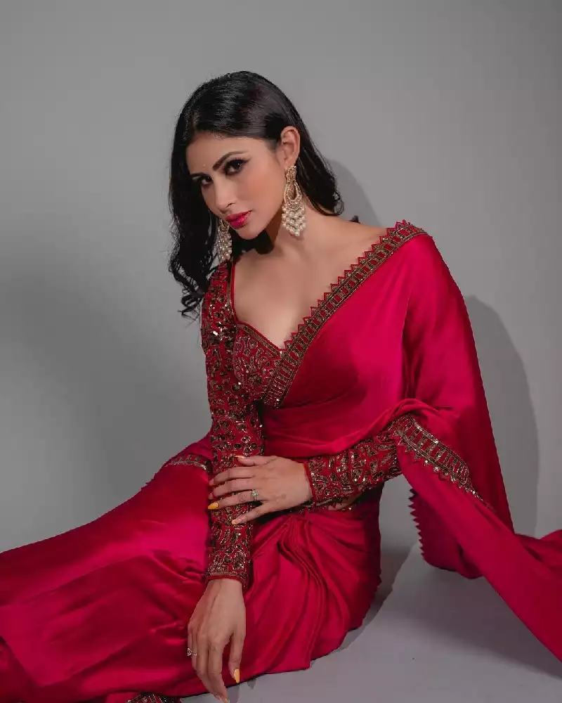 mouni roy full sleeves blouse saree