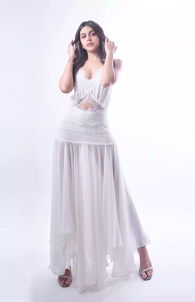 alaya f in white outfit 3