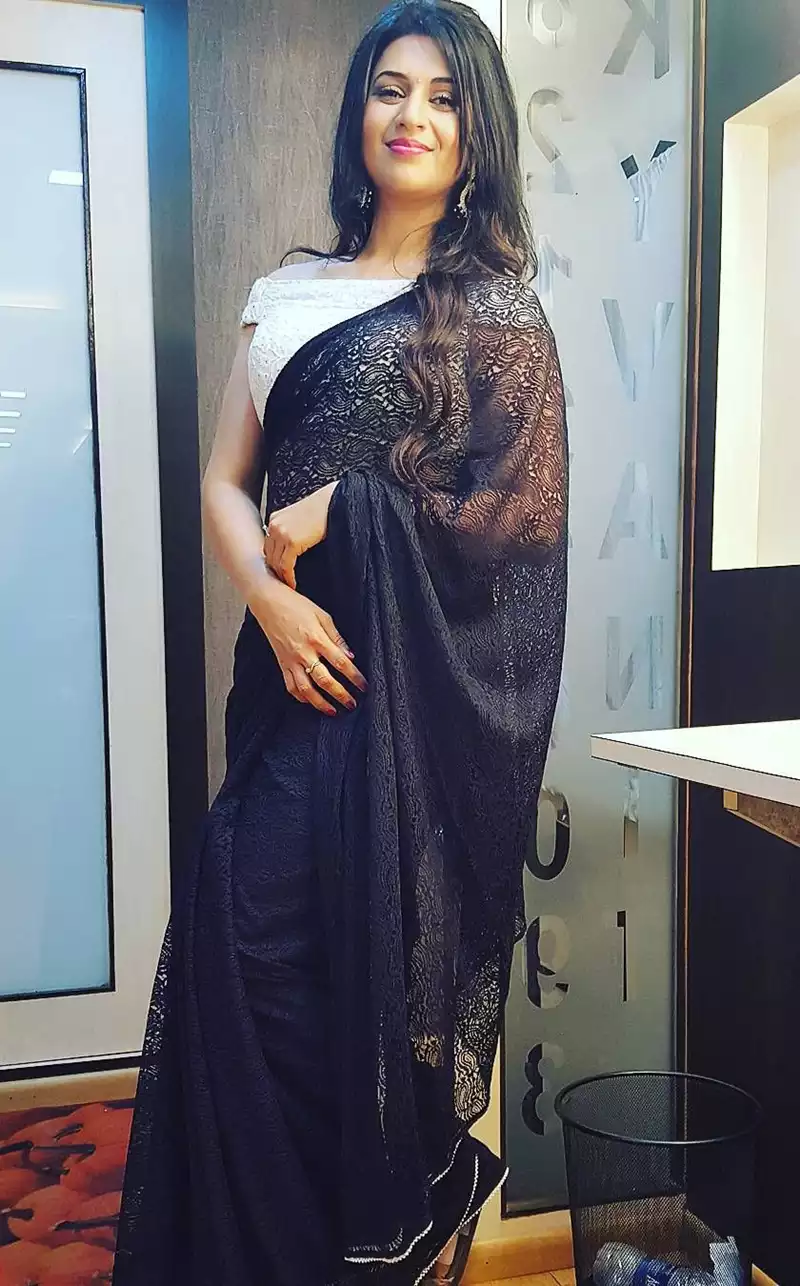 divyanka tripathi in black saree yeh hain mohabbatein 5 copy