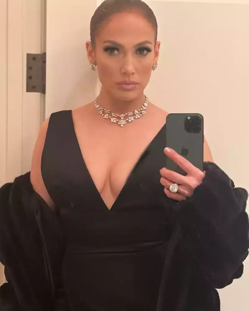 jennifer lopez selfie black outfit stylish hollywood celebrity 15