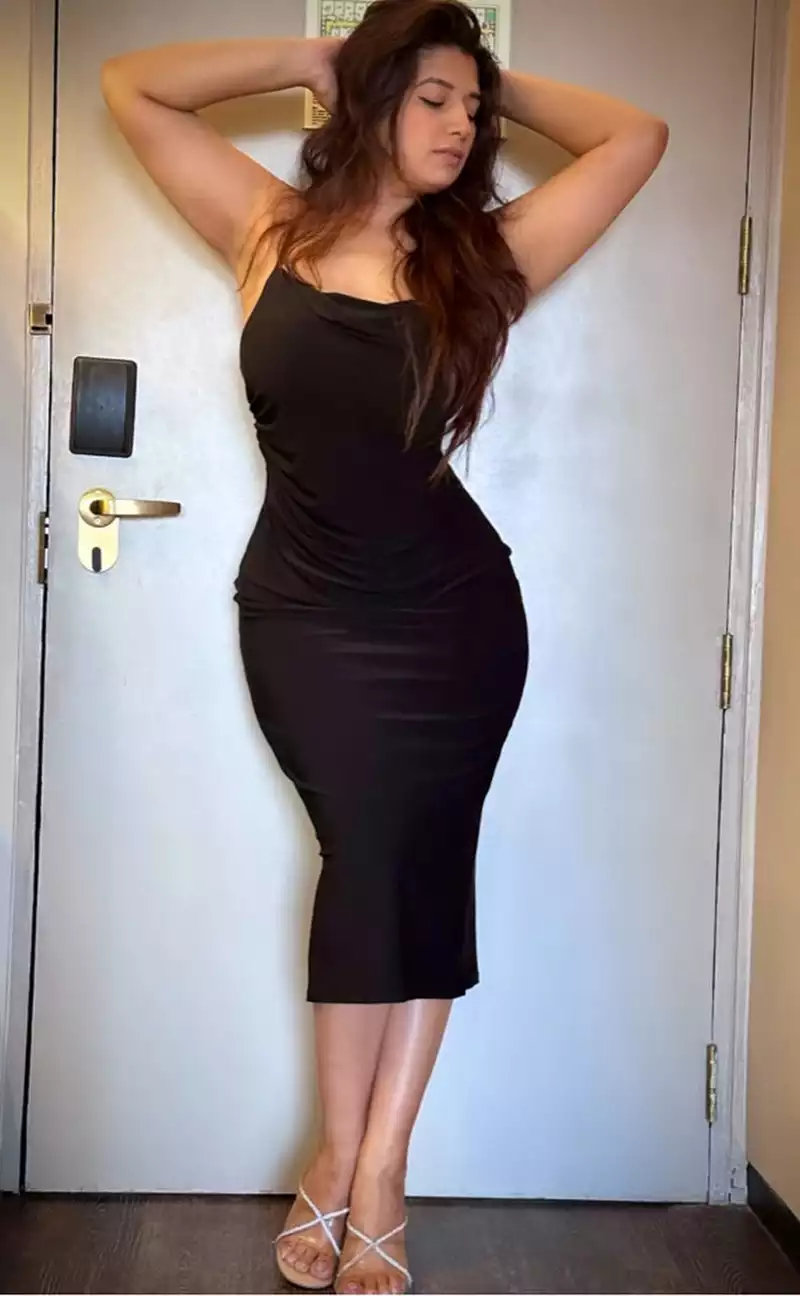 rasha kirmani bodycon dress curvy actress hourglass figure 4