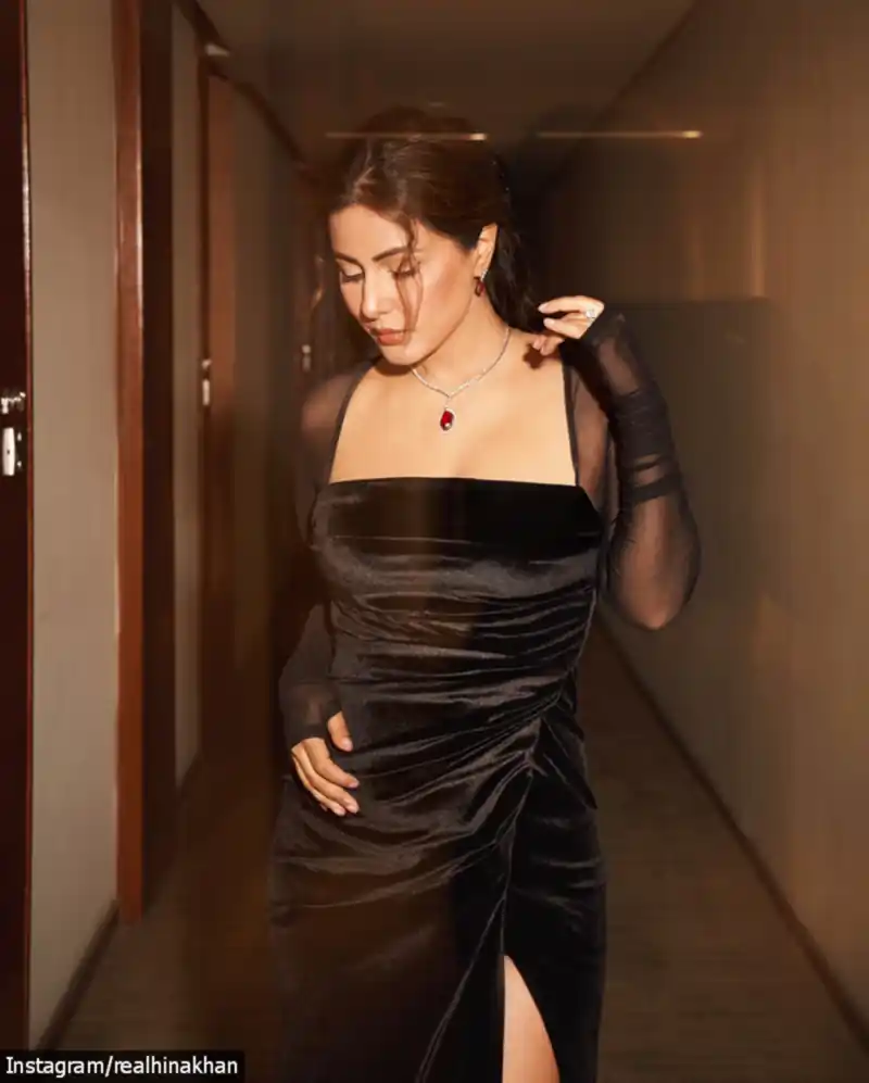 hina khan high slit black dress legs glamorous actress (3)