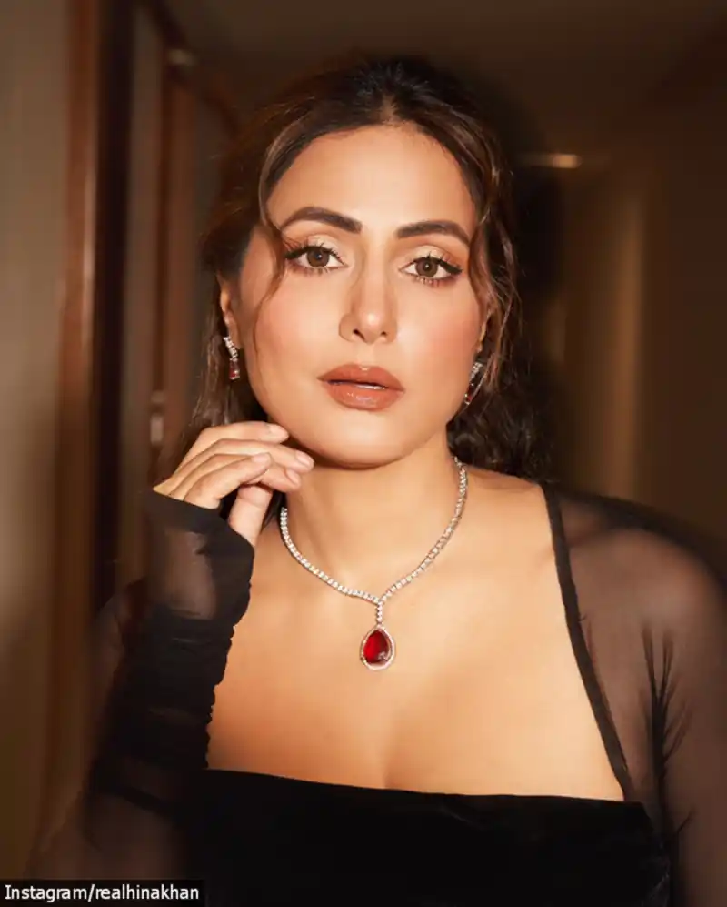 hina khan high slit black dress legs glamorous actress (6)