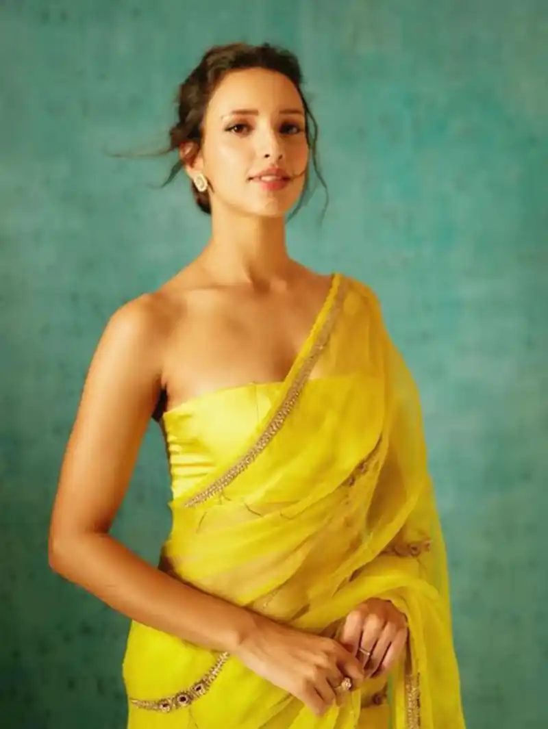 tripti dimri saree off shoulder blouse actress bad newz 3