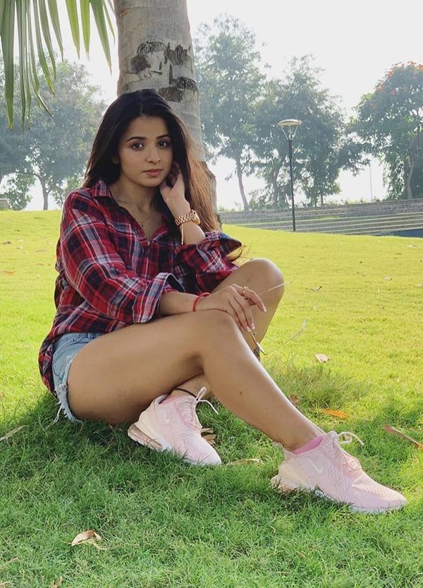Mahima Makwana legs shorts antim flesh actress