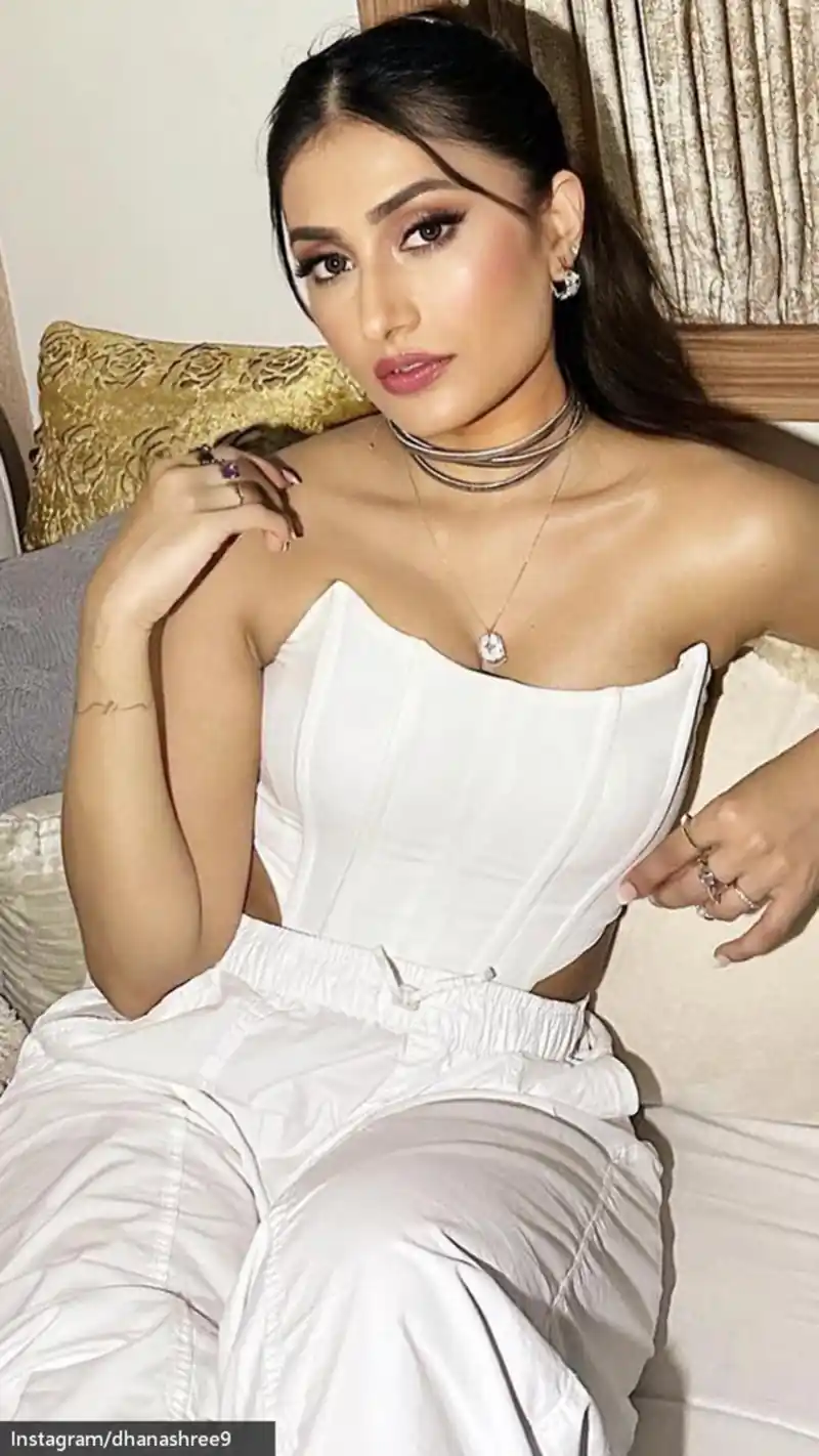 dhanashree verma off shoulder top indian dancer (6)