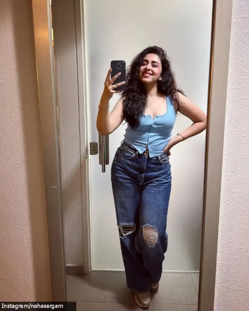 neha sargam selfie mirzapur actress saloni 16