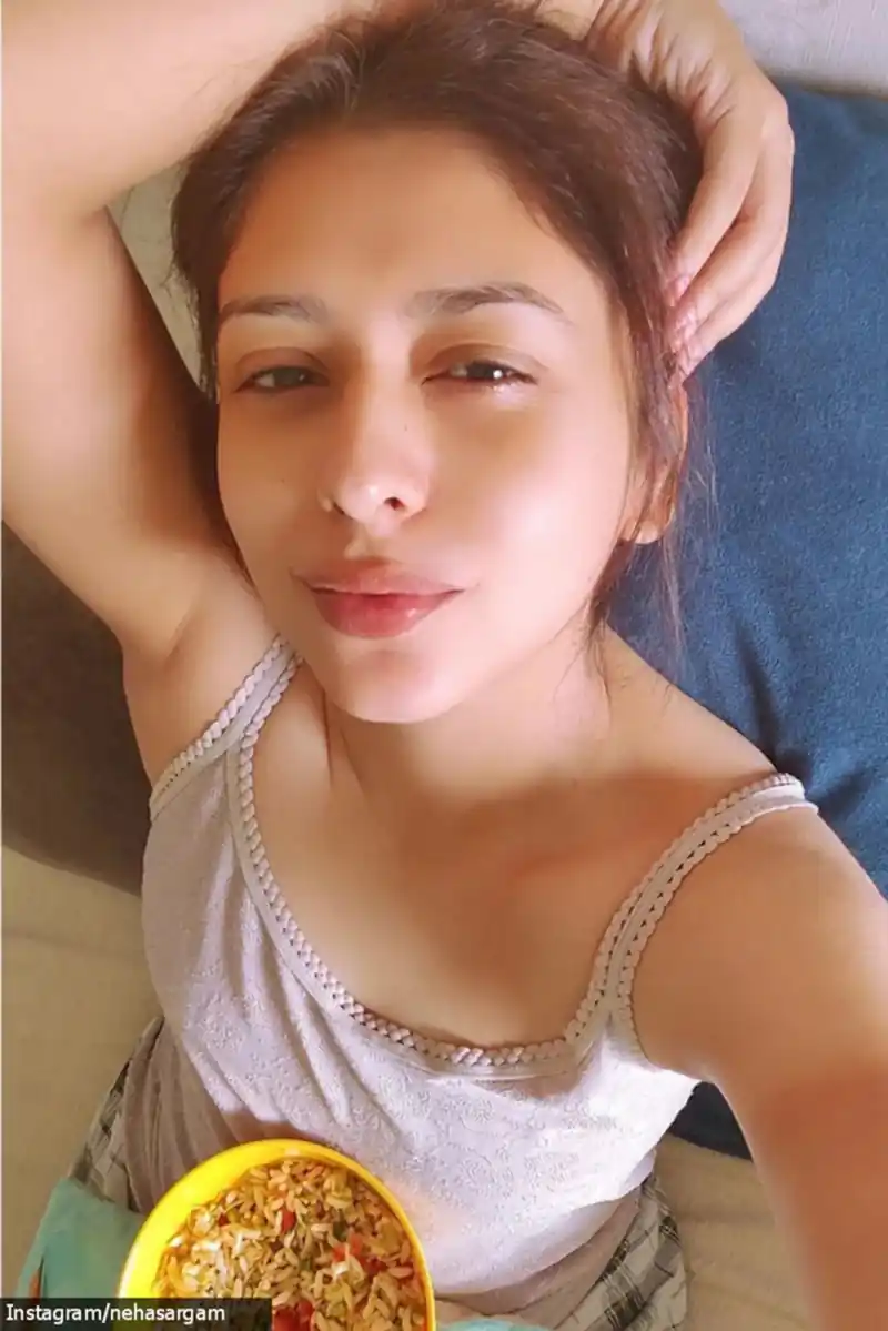 neha sargam selfie mirzapur actress saloni 18