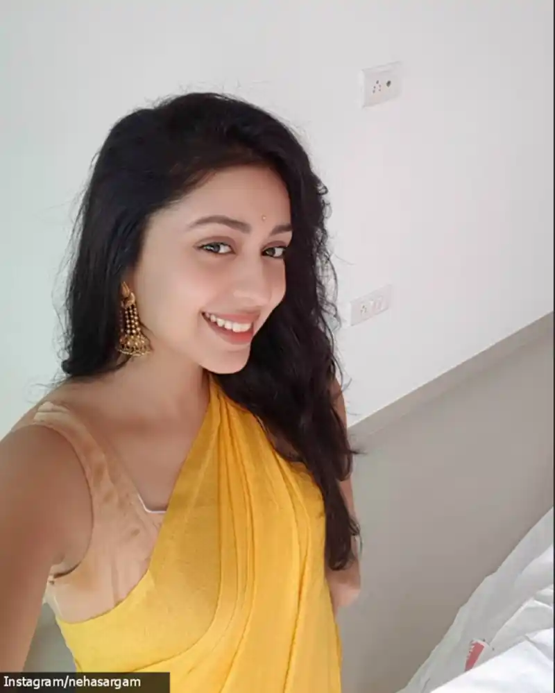 neha sargam selfie saree mirzapur actress saloni 22