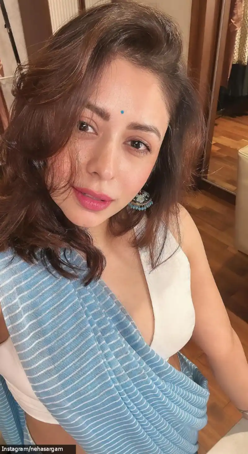 neha sargam selfie saree mirzapur actress saloni 23