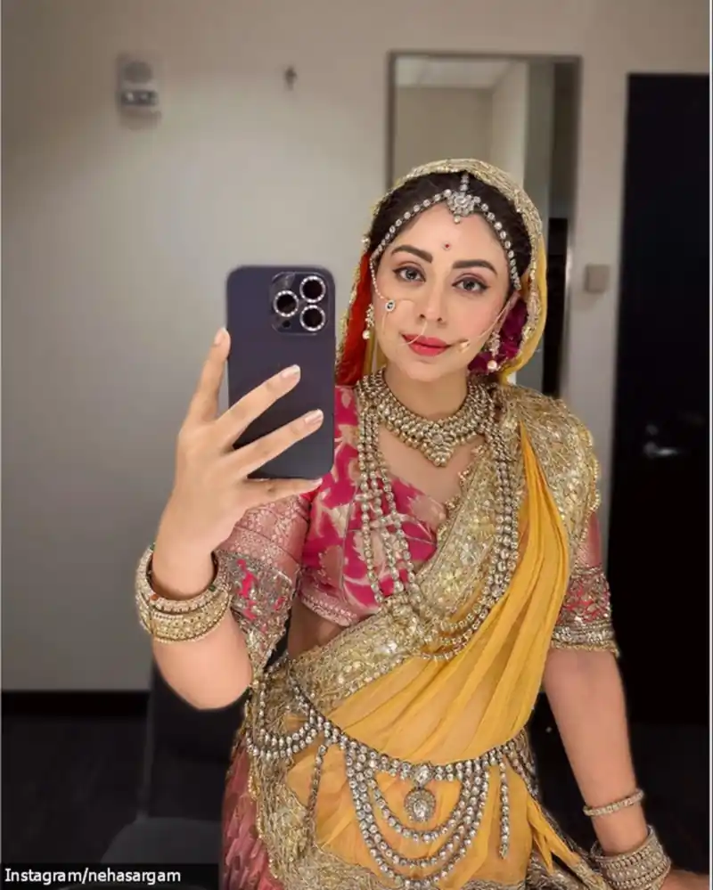 neha sargam selfie saree mirzapur actress saloni 25