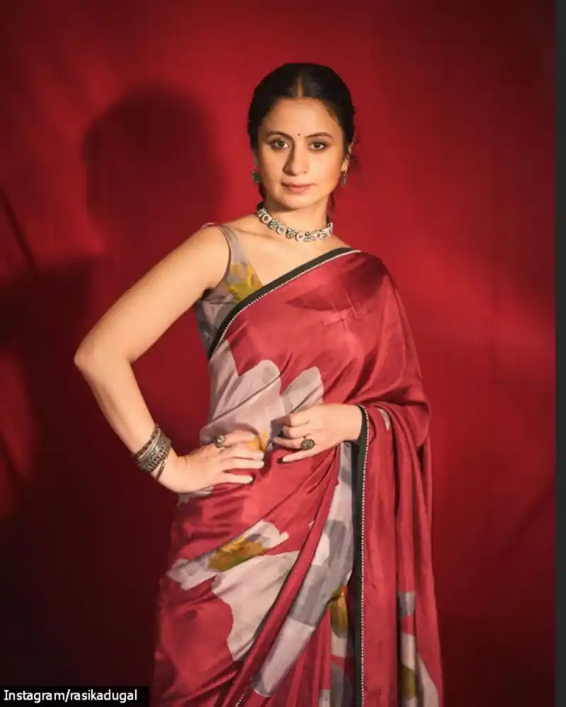 rasika dugal red saree mirzapur actress beena 10