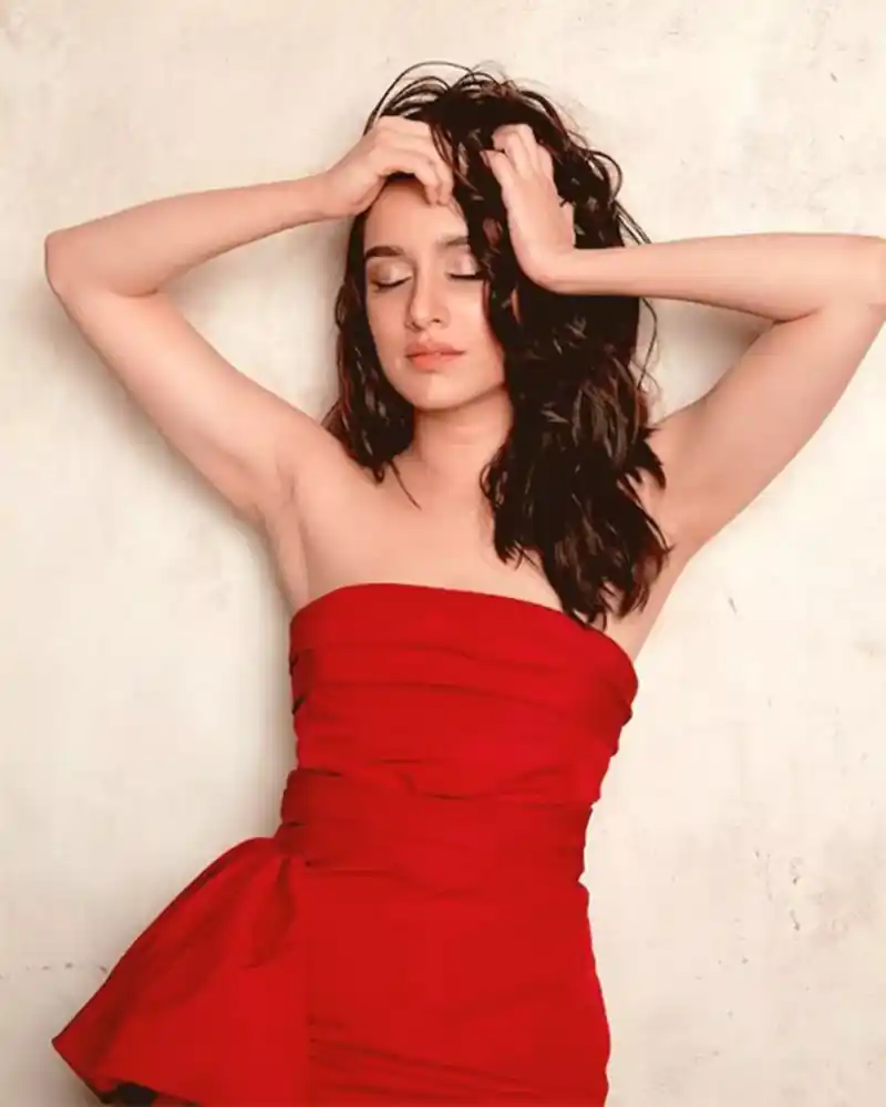 shraddha kapoor off shoulder red dress