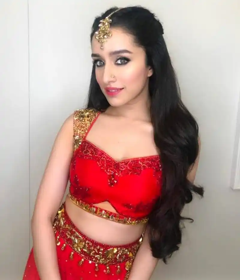 shraddha kapoor red outfit aashiqui 2 actress