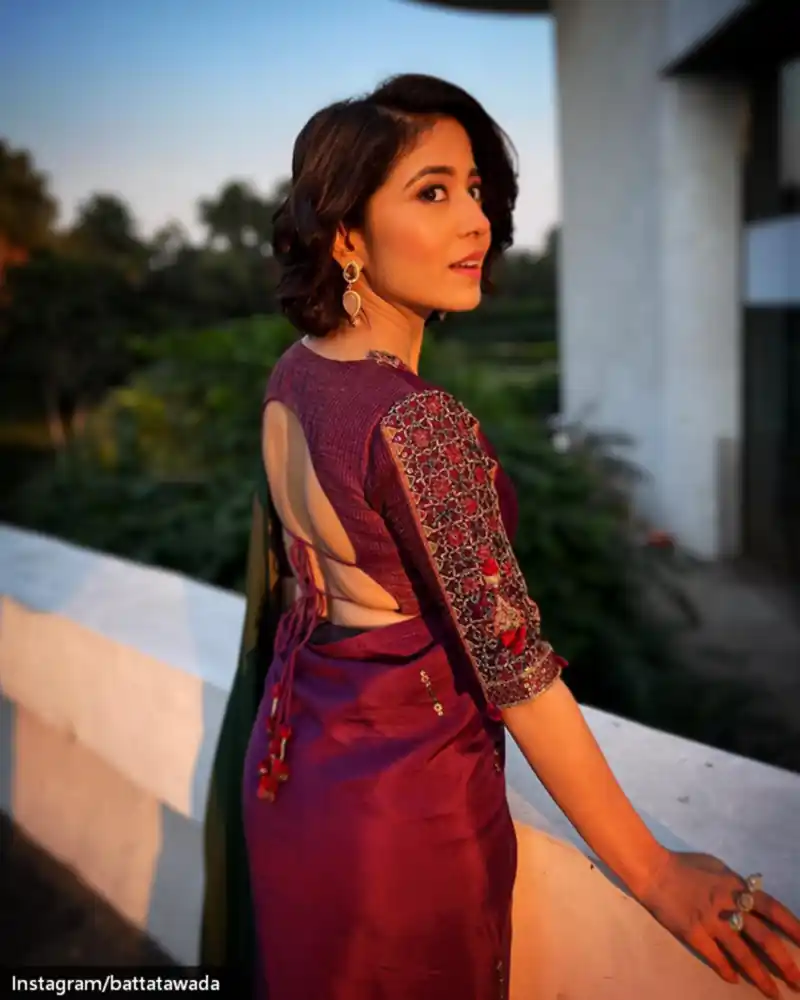 shweta tripathi backless saree mirzapur actress 8