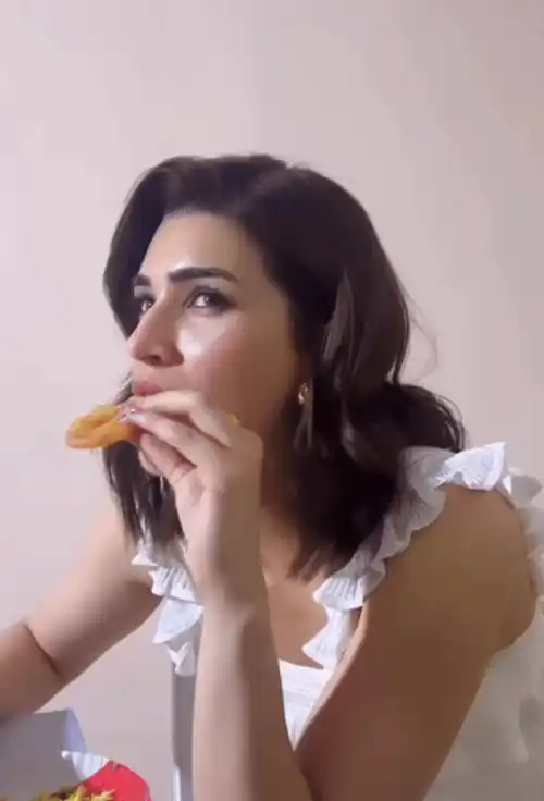 kriti sanon eating jalebi bollywood actress